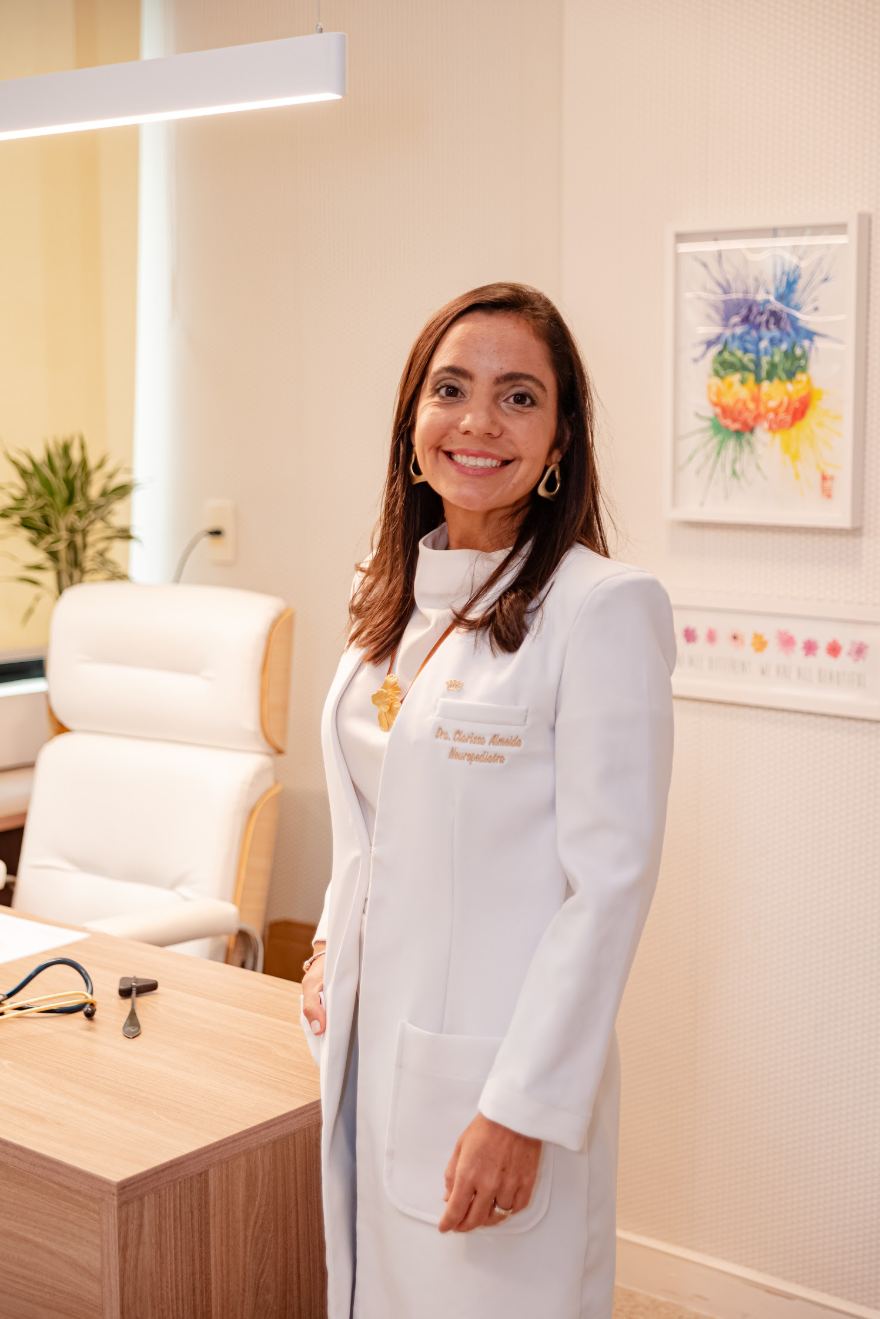 Dra. Clarissa Almeida em seu consultório